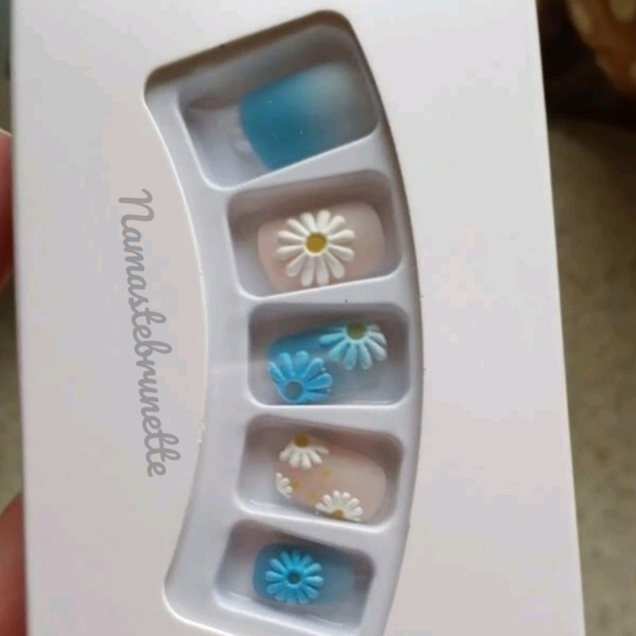 2/16 Blue Boho Ombe Daisy Press on Nails - Picture 8 of 16